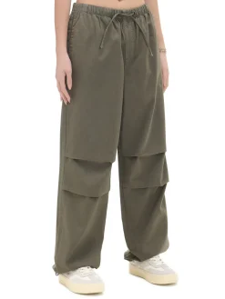 Cropp Jeansy*Ciemnozielone jeansy parachute zielony