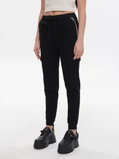 Cropp Spodnie*Czarne joggery cargo z łańcuchem czarny