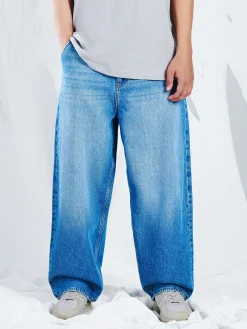 Cropp Jeansy*e jeansy skater z efektem sprania niebieski